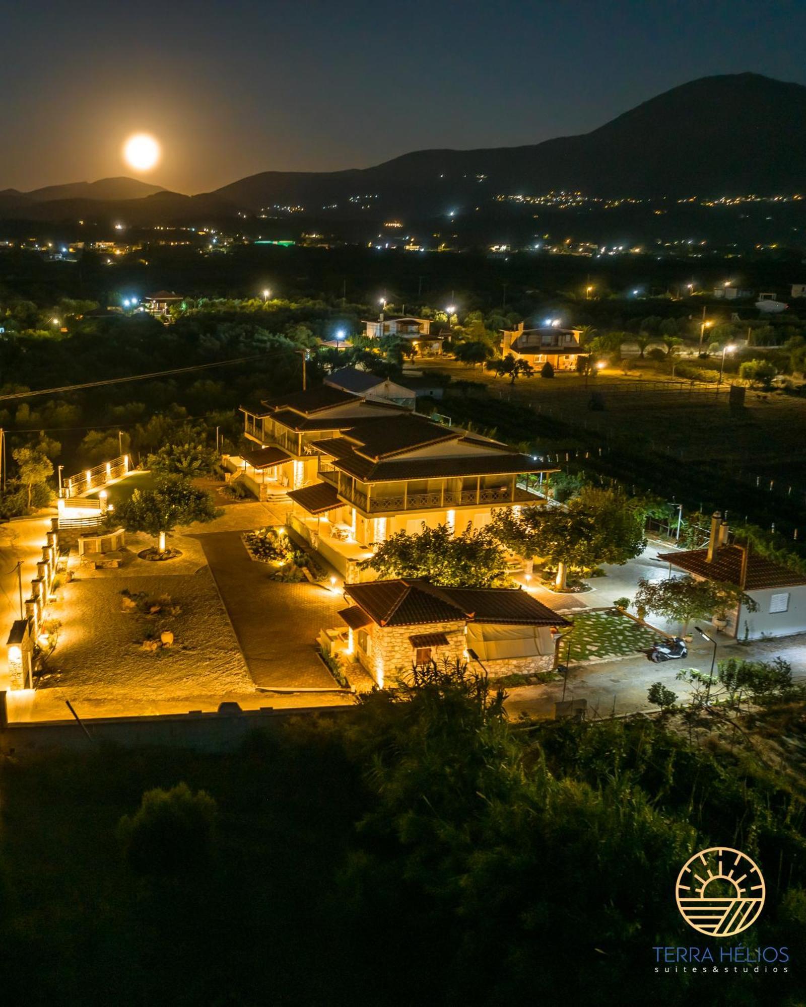 Terra Helios Suites & Studios Kyparissia Buitenkant foto