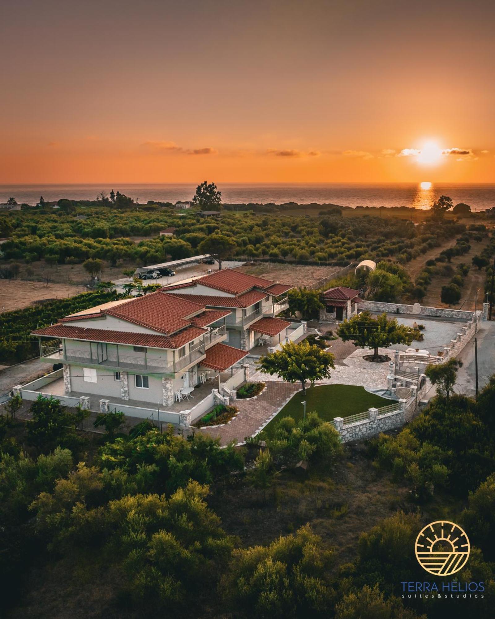 Terra Helios Suites & Studios Kyparissia Buitenkant foto