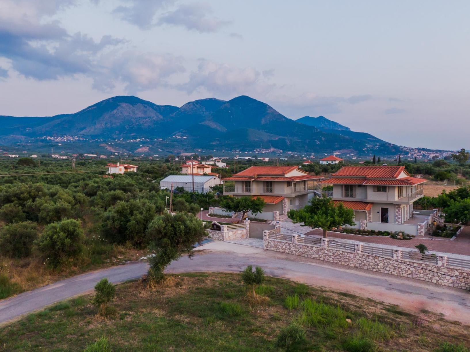 Terra Helios Suites & Studios Kyparissia Buitenkant foto